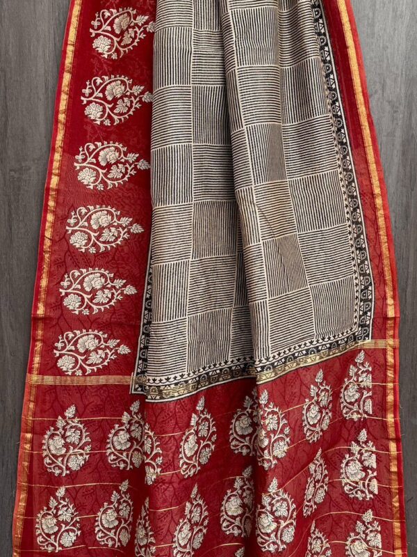 WhatsApp Image 2025-09-17 at 18.57.02_94ab6982 Red Dusky Maheshwari Silk Saree